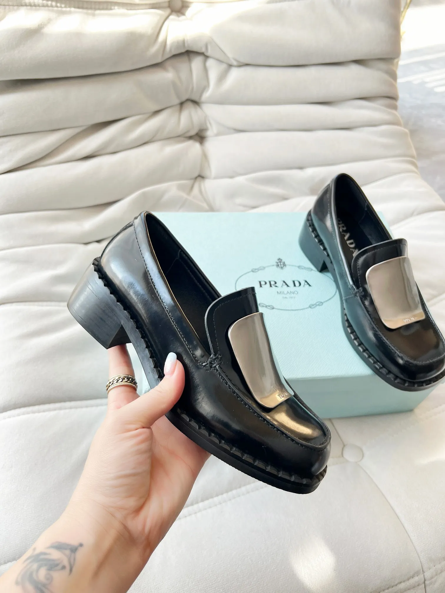 👟👟Ex-factory price 560👟👟 Prada’s new spring and summer women’s clothing｜Absolutely beautiful🥰Exception! Extra number! Anita will continue to update the latest SS25 catwalk pre-sale models, with novel logos as soul mates. Full of fun ~ Adhering to the trend-setting vane, you must believe in Prada's ability to capture fashion. 35-42 yards